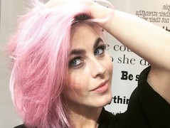 Джуліанна Хаф з рожевим волоссям