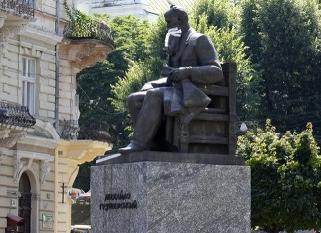 У Львові заклеюють роти пам'ятникам