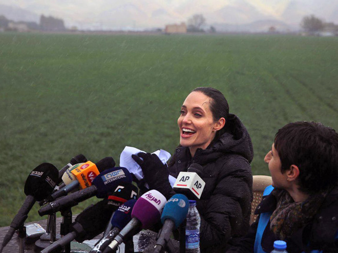 Анджелина Джоли в лагере для беженцев в Ливане