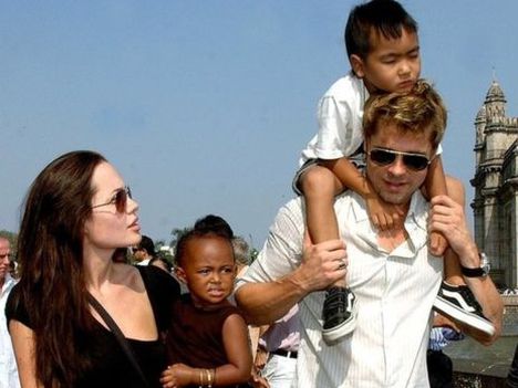 Джолі і Пітт: життя зіркової пари в фотографіях