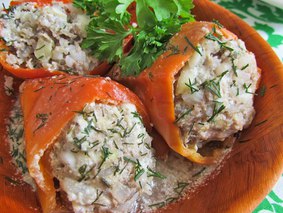 Перцы фаршированные говядиной, рисом и цукини Перцы фаршированные говядиной, рисом и цукини