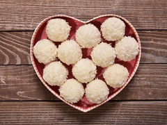 Як зробити корисні та смачні кокосові цукерки: рецепт