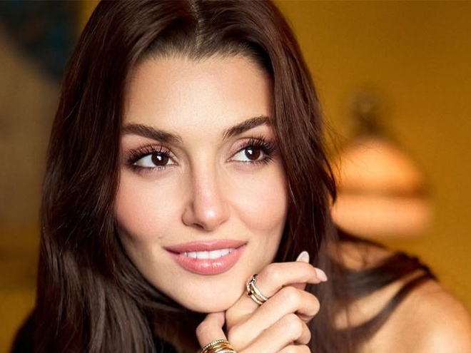 Турецьку акторку Ханде Ерчел затримали в аеропорту після ордера на її арешт