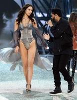 Как все прошло: модные образы с подиума шоу Victoria's Secret 2016