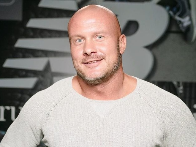 Узєлков відповів на публічне зречення сина новим фото з нареченою