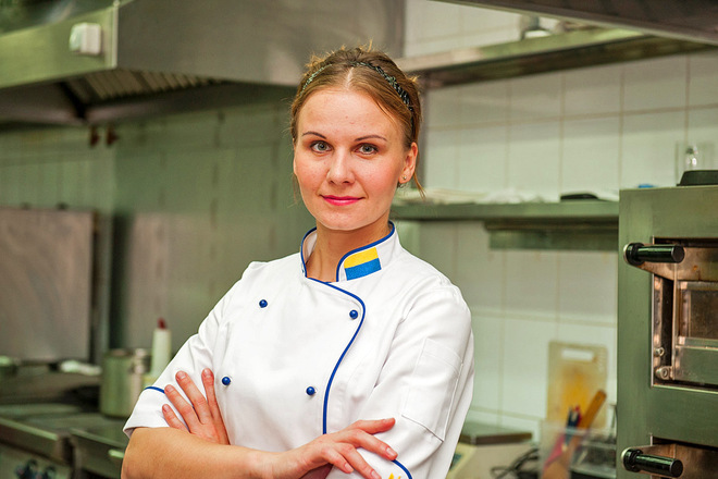Пицца с охотничья рецепт. 7388d9154434a4fed826bf3da9888cca pizza okhotnichiya 01. Пицца с охотничья рецепт фото. Пицца с охотничья рецепт-7388d9154434a4fed826bf3da9888cca pizza okhotnichiya 01. картинка Пицца с охотничья рецепт. картинка 7388d9154434a4fed826bf3da9888cca pizza okhotnichiya 01. Охотничью пиццу можно приготовить в домашних условиях потратив на это от 15 до 40 минут. Все зависит от рецепта, которым воспользуетесь. Главный ингредиент блюда — одноименные колбаски. Остальные продукты добавляйте по своему желанию и вкусовым предпочтениям. Какие ингредиенты гармонично сочетаются в начинке и как приготовить пиццу за 15 минут — пошаговые рецепты с фото.
