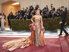 Блейк Лайвлі віддала свою сукню з Met Gala-2022 на виставку в Кенсінгтонському палаці