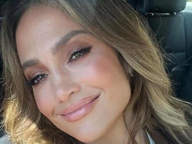 Дженніфер Лопес налаштувала фанів на гарний тиждень фото в зеленій нічній сорочці