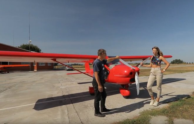 Леся Нікітюк сіла за штурвал літака