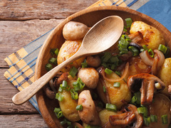 Рецепти: молода картопля в духовці