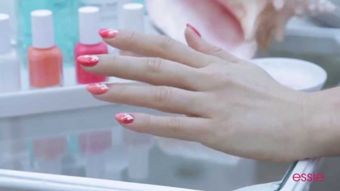 Летний маникюр в ярких тонах от Essie