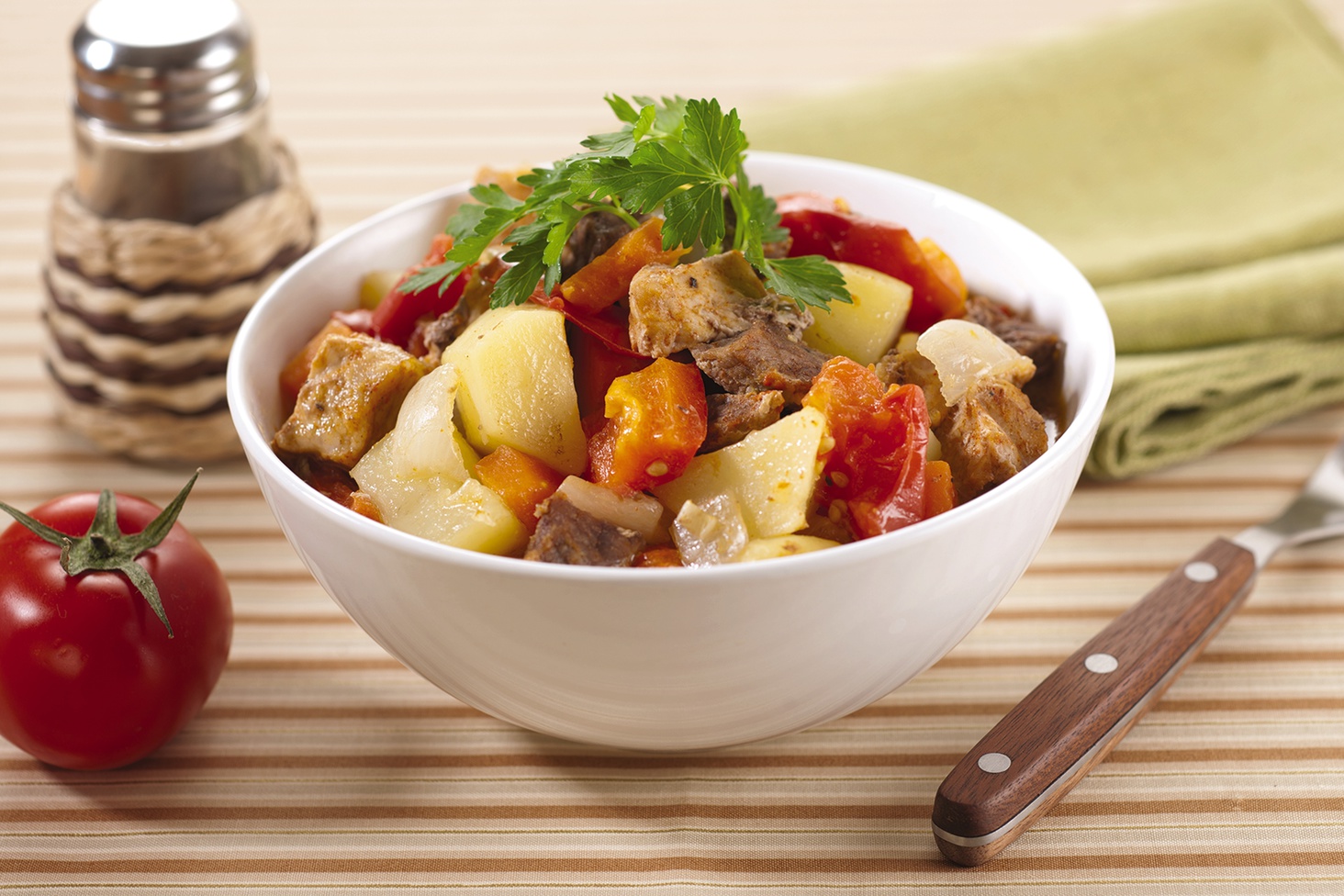 100 гр картофеля тушеного. Жаркое из курицы с картошкой в мультиварке. Жаркое по домашнему в мультиварке рецепт. Жаркое в мультиварке. Жаркое по уральски.