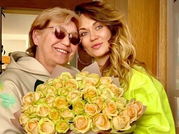 Анна Саліванчук та її мама знялися на пляжі у білих купальниках
