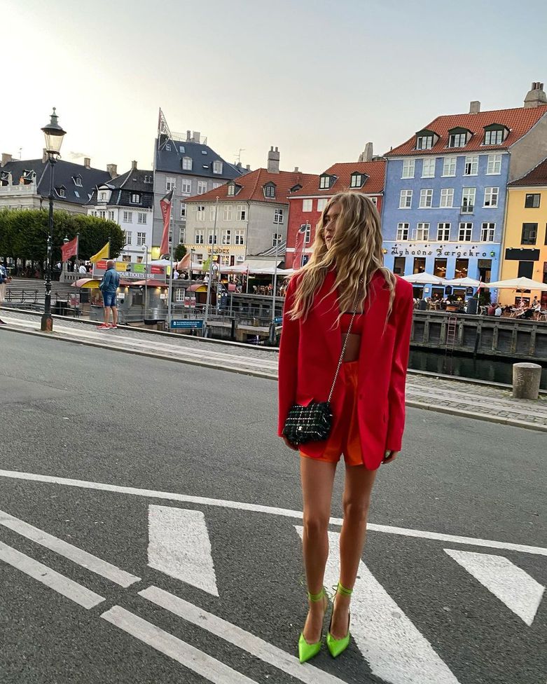 Блейзеры контрастных цветов — модный тренд 2021