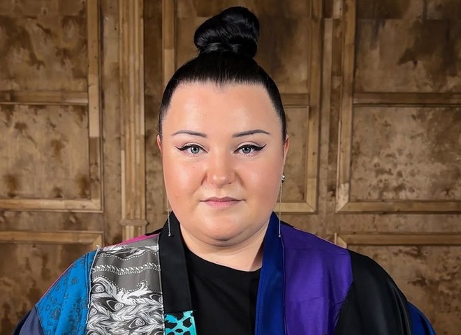 Від штопора до таблеток: alyona alyona розсекретила, що носить у своїй сумочці