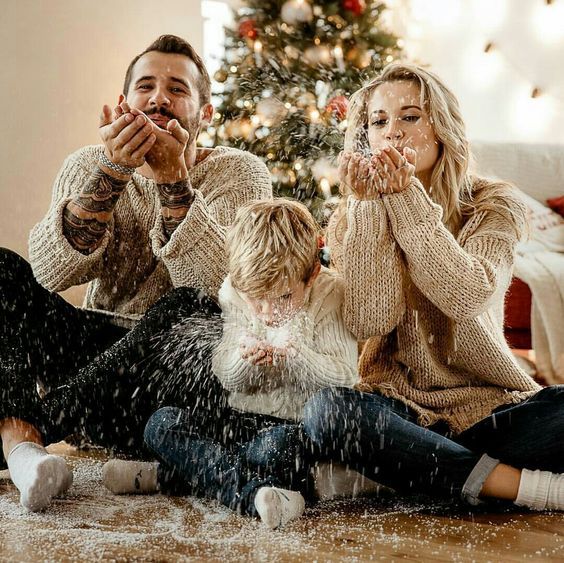 Family look: 12 сімей, які надихнуть тебе на милі новорічні образи
