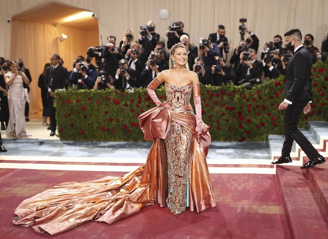 Блейк Лайвлі показала фото зі зйомок «Пліткарки» з нагоди 18-річчя серіалу