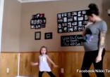 Беременная мама танцует с дочкой