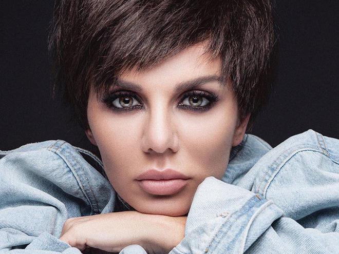 Анна Седокова примерила образ короткостриженной брюнетки