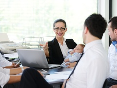 Ребенок в офисе, работающая мама