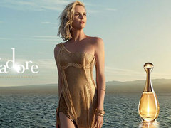 Шарліз Терон торкається дощу в рекламі Dior J'adore