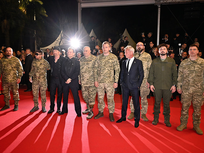 Українські військові з'явились на червоній доріжці Каннського кінофестивалю-2025