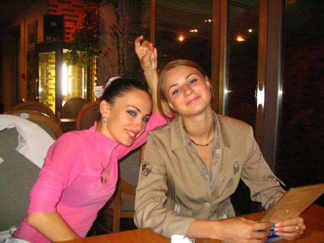 Архивные фото Виктории Булитко с друзьями: как выглядела актриса в юности