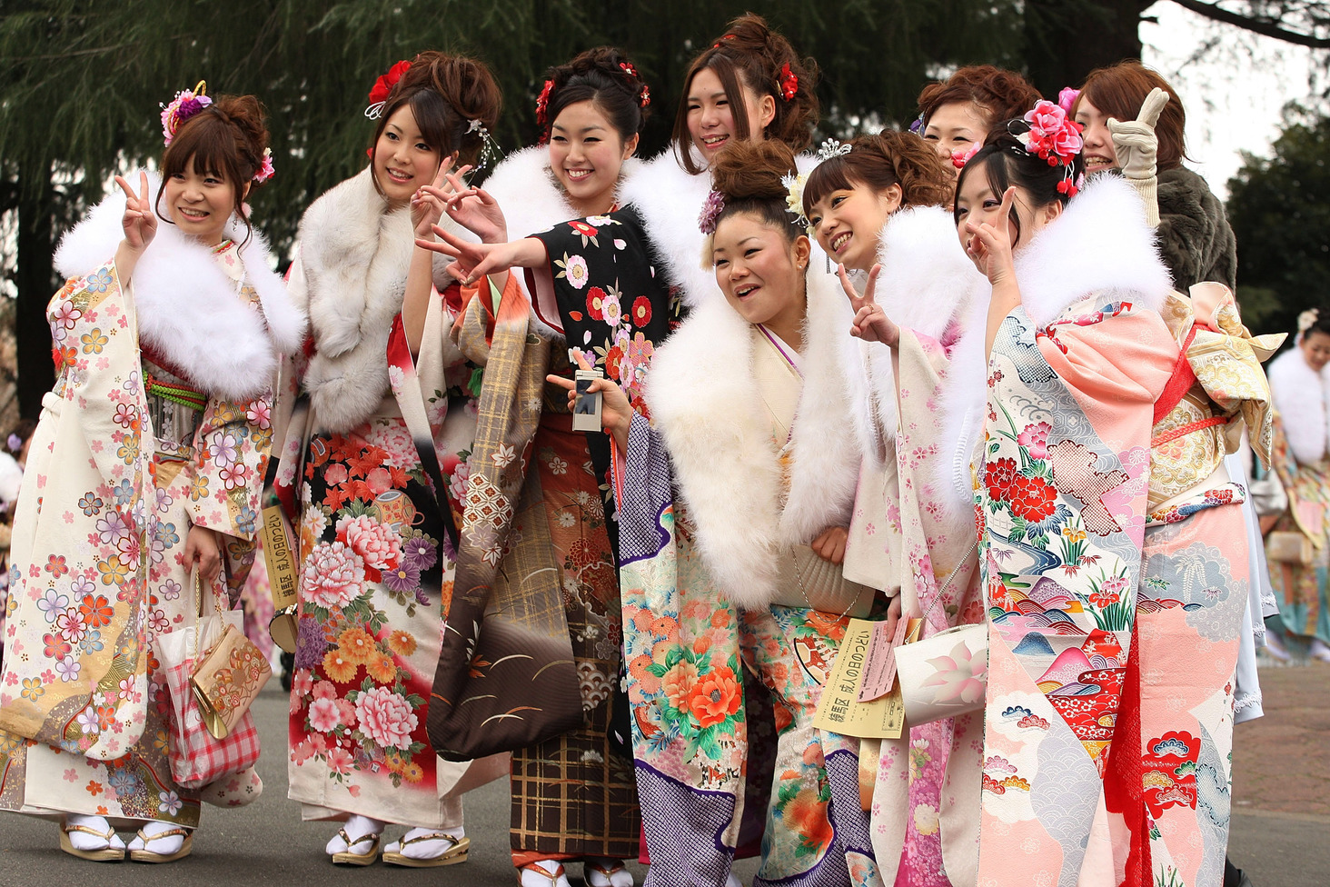 В день совершеннолетия можно. Японский новый год. Традиционная японская одежда. Японцы в новый год. Зимняя одежда в Японии.