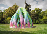 Яркий парковый арт-объект