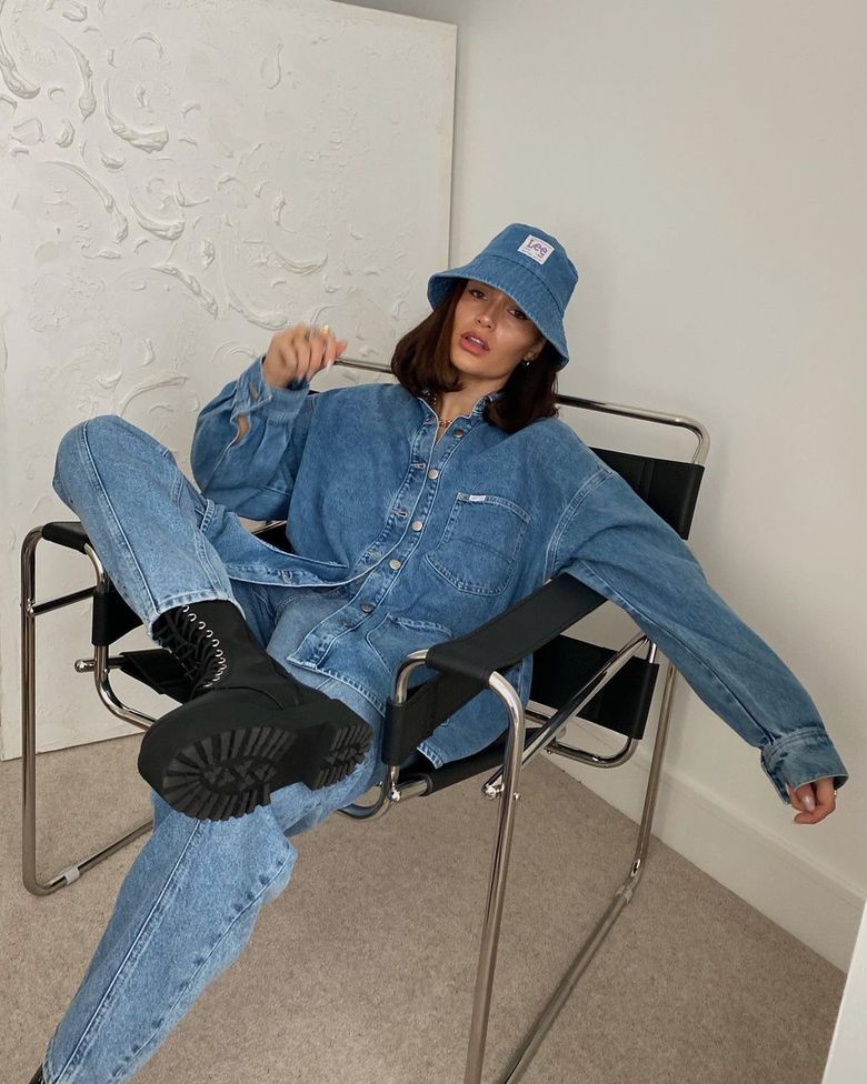 С чем носить джинсы весной 2021: джинсовая рубашка