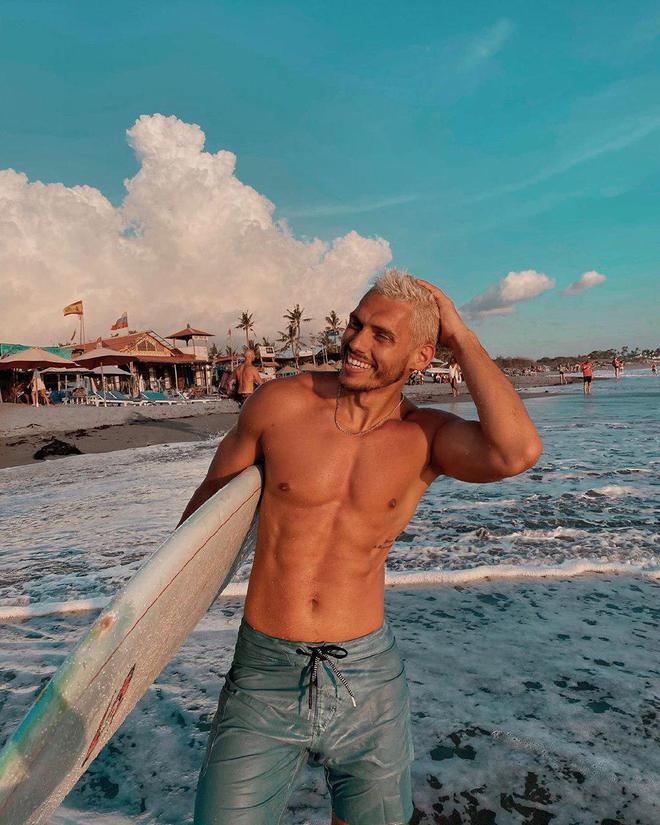 Никита Добрынин с белым цветом волос