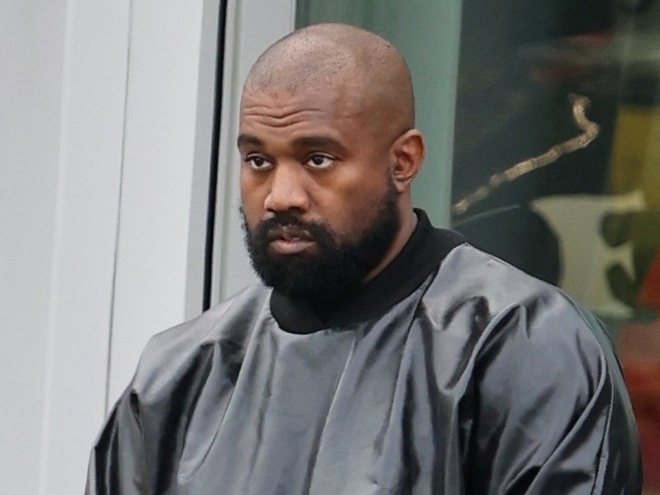 Каньє Вест здивував публіку фото з півголою моделлю