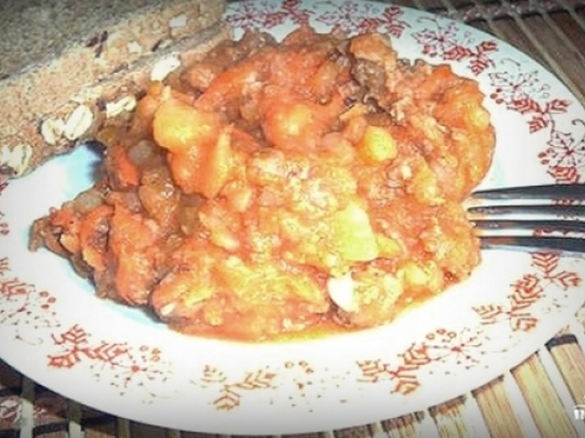 овощное рагу с фаршем и кабачками. баклажаны в сметане на сковороде. овощи тушеные на сковороде. тушеные овощи в духовке с фаршем. баклажаны жареные на сковороде со сметаной.