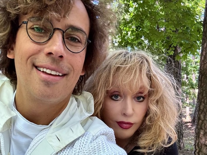 Галкін виставив фото Пугачової з палицею в руках