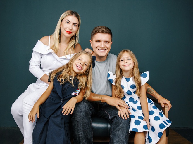 Анатолій Анатоліч і Юла з дочками Алісою і Лолітою