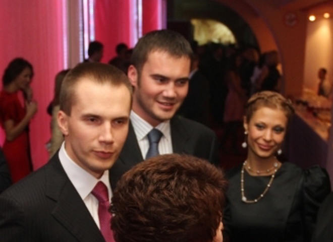 Александр Янукович (слева) с семьей