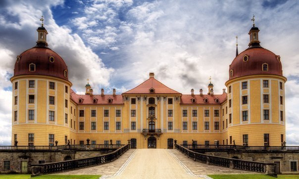 Таємниця німецького замку Морицбург: секретний льох фюрера