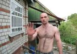 Украинец вбивает гвозди голыми руками