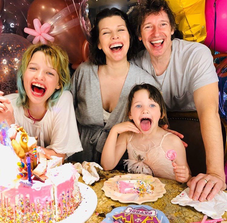 Яркое день рождения средней дочери Милы Йовович