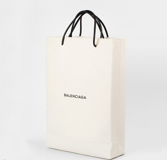 Balenciaga випустили "картонну" сумку