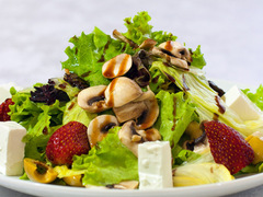 Салат из шампиньонов с фруктами и сыром