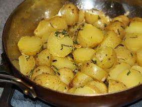 Картофель с розмарином и чесночным соусом