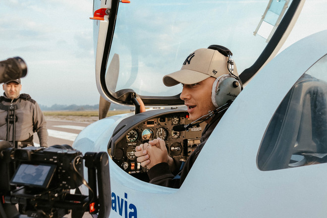 Ivan NAVI в новому кліпі підняв у повітря літак і нарешті зняв бейсболку