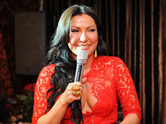 Юлия Айсина показала грудь