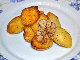 Запеченный в духовке с чесноком картофель