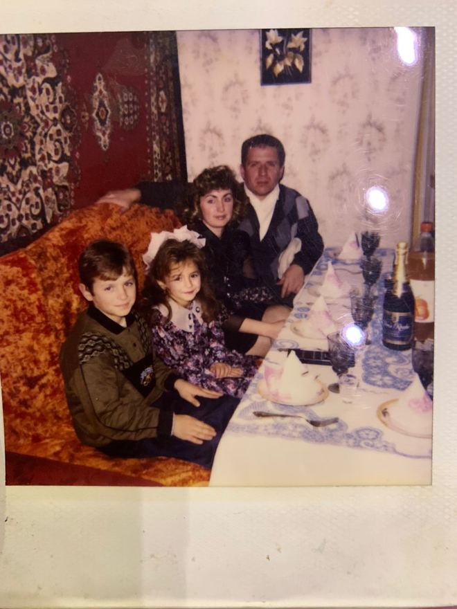 Ілона Гвоздьова у дитинстві з батьками