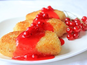 Кокосовые манники с соусом из красной смородины Кокосовые манники с соусом из красной смородины