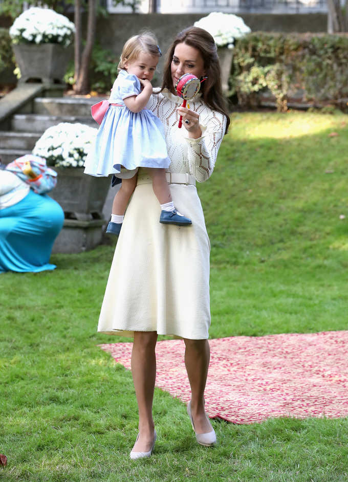 Кейт Миддлтон надела вязанное платье на прогулку с дочерью 
