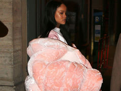 Рианна появилась на публике в "диванной обивке"