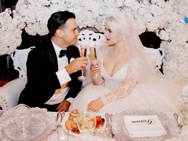 Міка Ньютон показала, як відсвяткувала 11-ту річницю стосунків із чоловіком-американцем